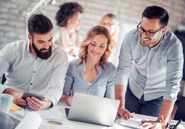 Erfolgreiches Multiprojektteam im Büro