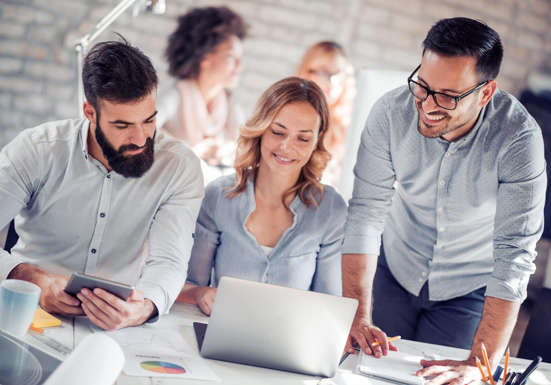 Erfolgreiches Multiprojektteam im Büro