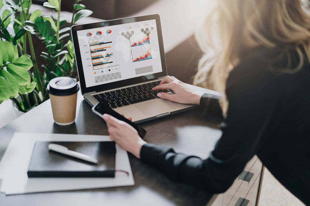 Junge Geschäftsfrau sucht Projektmanagementtool für Mac