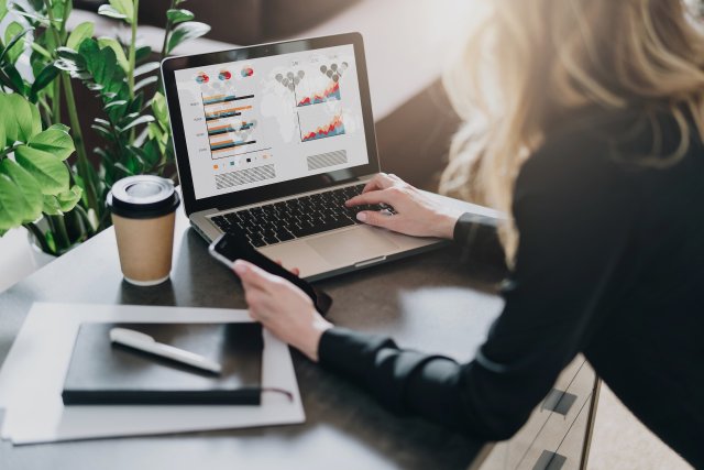 Junge Geschäftsfrau sucht Projektmanagementtool für Mac