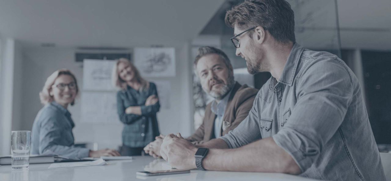Arbeitskollegen sprechen im Büro