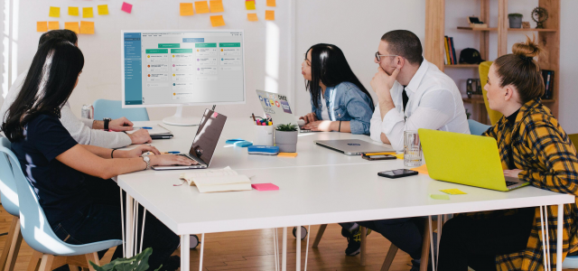 Ein Team arbeitet mit factro