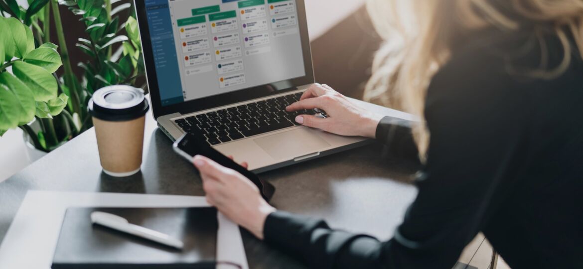 Eine Business-Frau arbeitet an einem PRojektstrukturplan