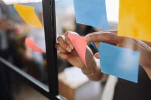 Verschiedene Post-Its an einer Glaswand