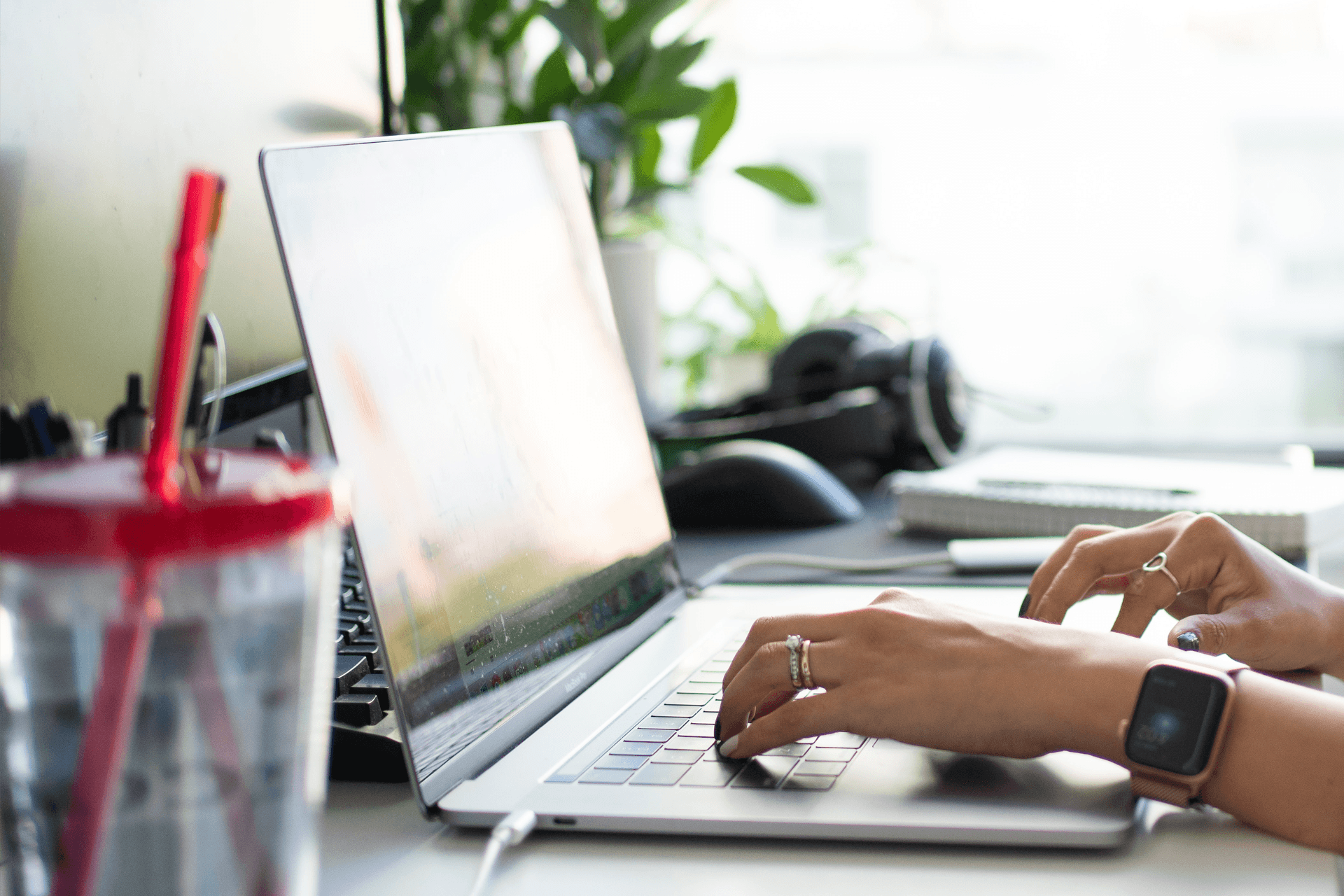 Ein Bild von einer arbeitenden Person am Laptop