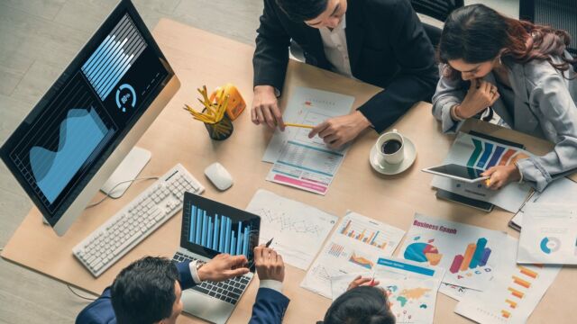 Mitarbeiter sitzen in einem Büro