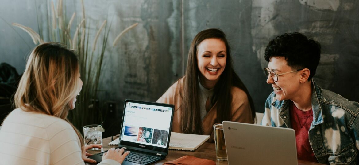Drei Frauen sitzen vor ihren Laptops und arbeiten