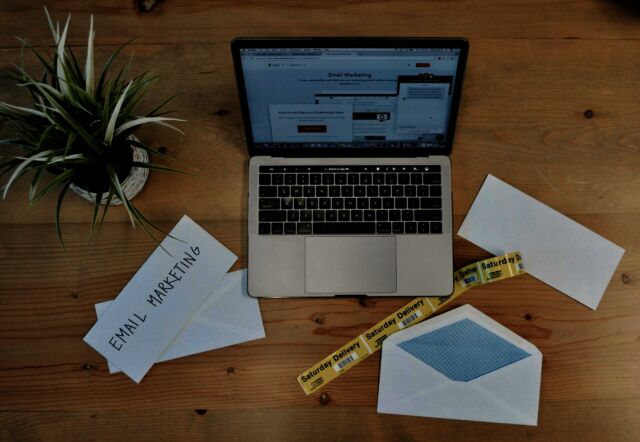 Ein Schreibtisch mit Laptop und Unterlagen