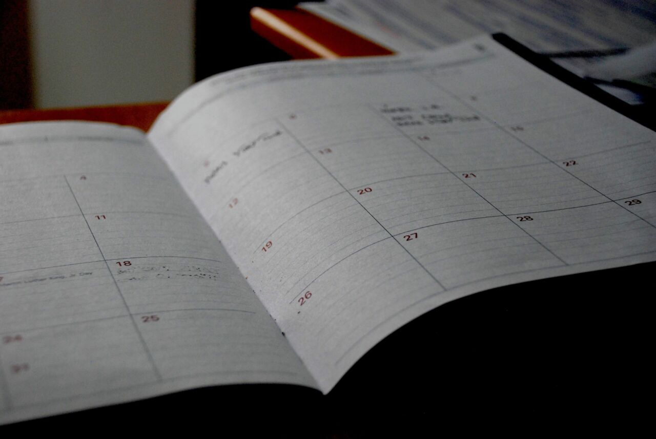 Ein geöffneter Kalender auf einem Schreibtisch