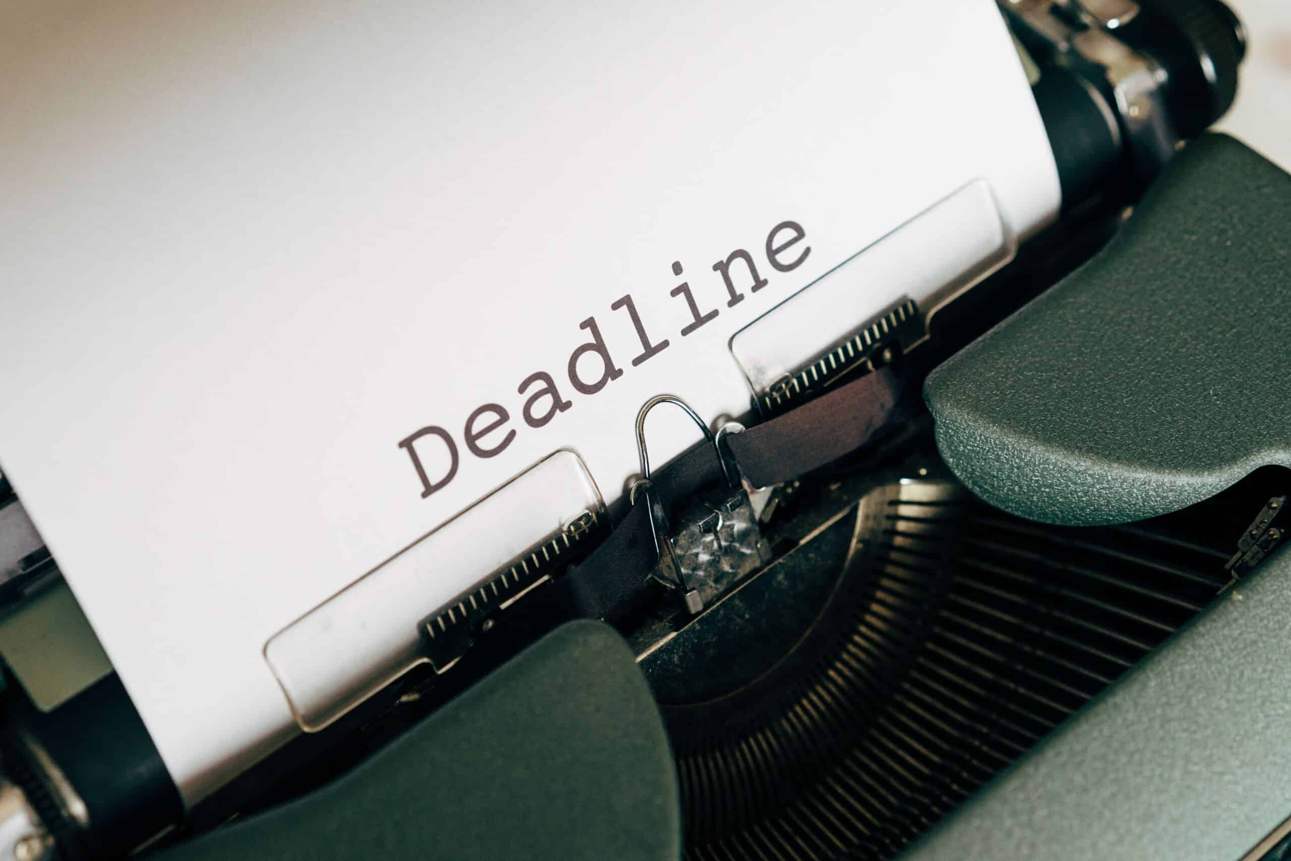 Ein Blatt in einer Schreibmaschine mit dem Begriff Deadline