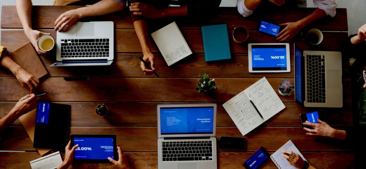 Ein Team am Schreibtisch vor ihren Notebooks