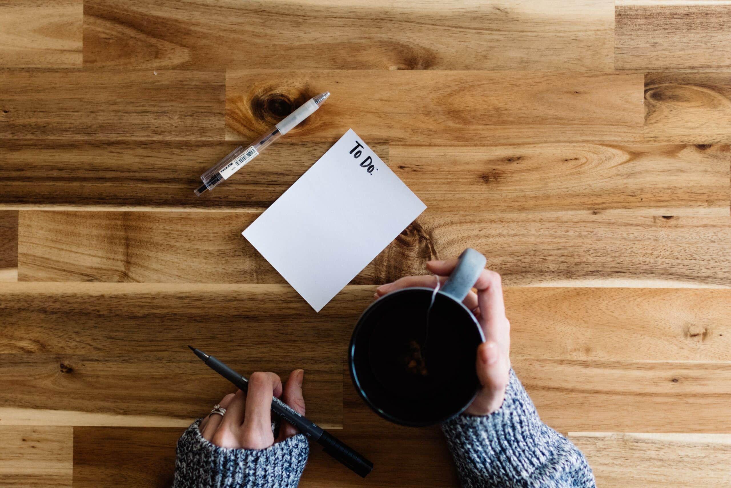 Schreibtisch mit einer Tasse und To-do-Liste