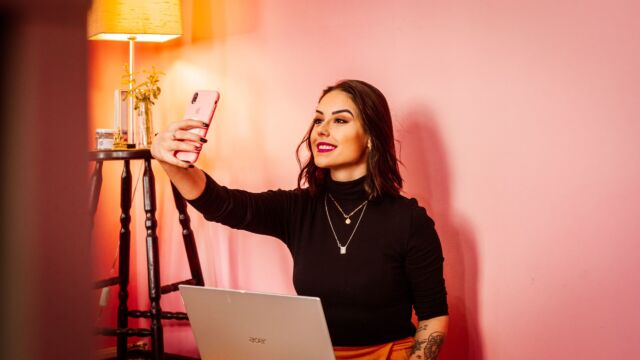 Eine Frau, die ein Selfie von sich macht