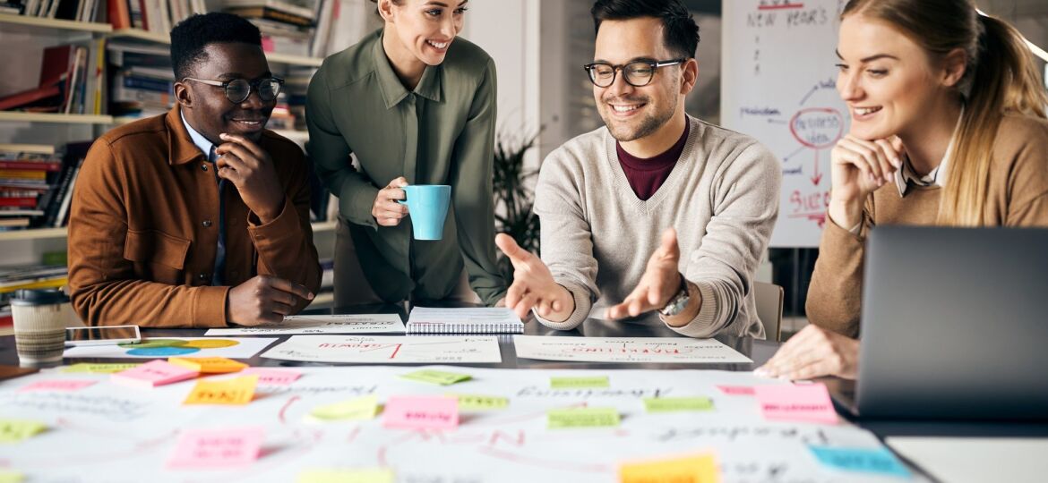 Teamarbeit am Schreibtisch