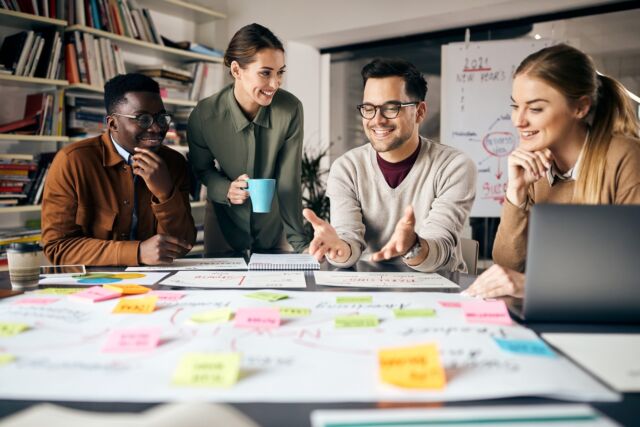 Teamarbeit am Schreibtisch