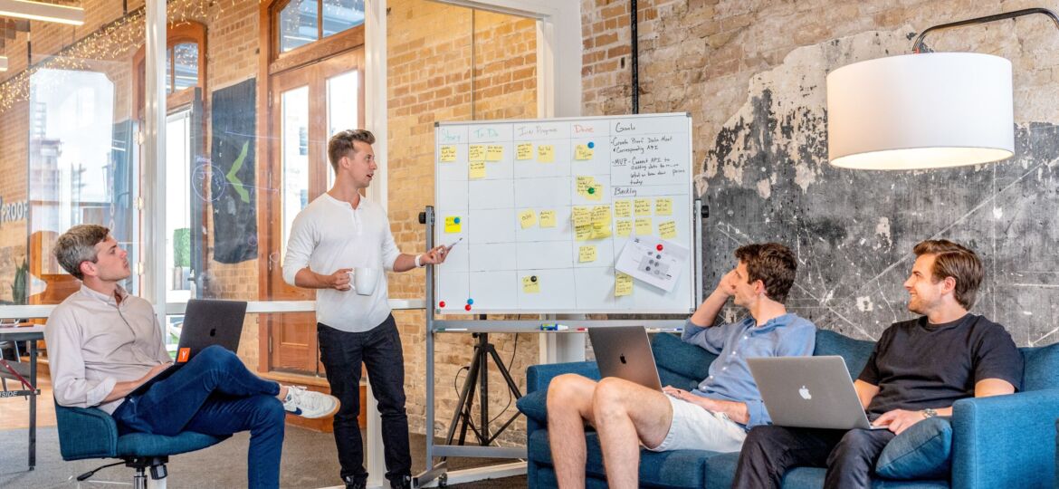 Leader erklärt dem Team ein neues Projekt