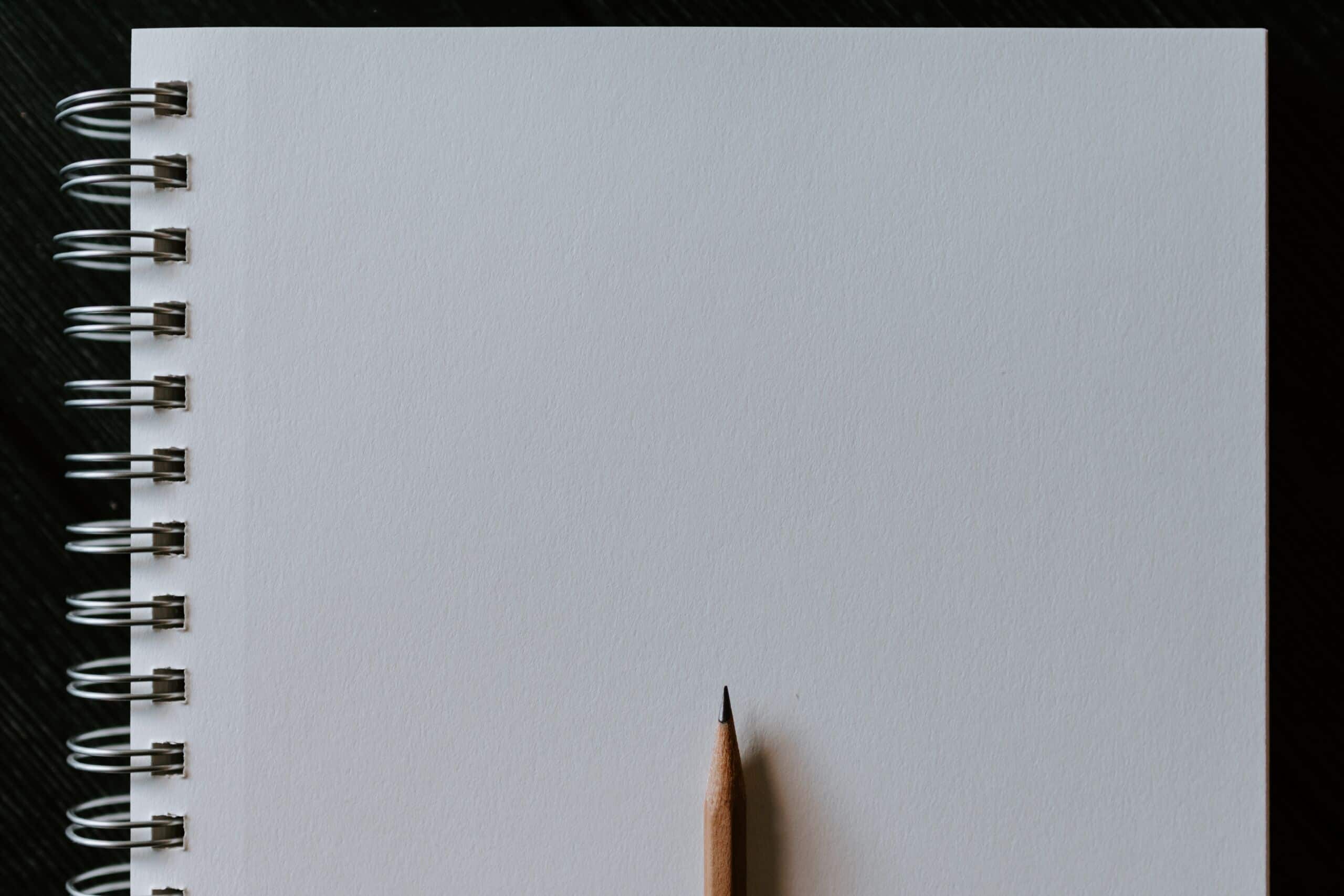 Stift liegt auf leerem Notizblock
