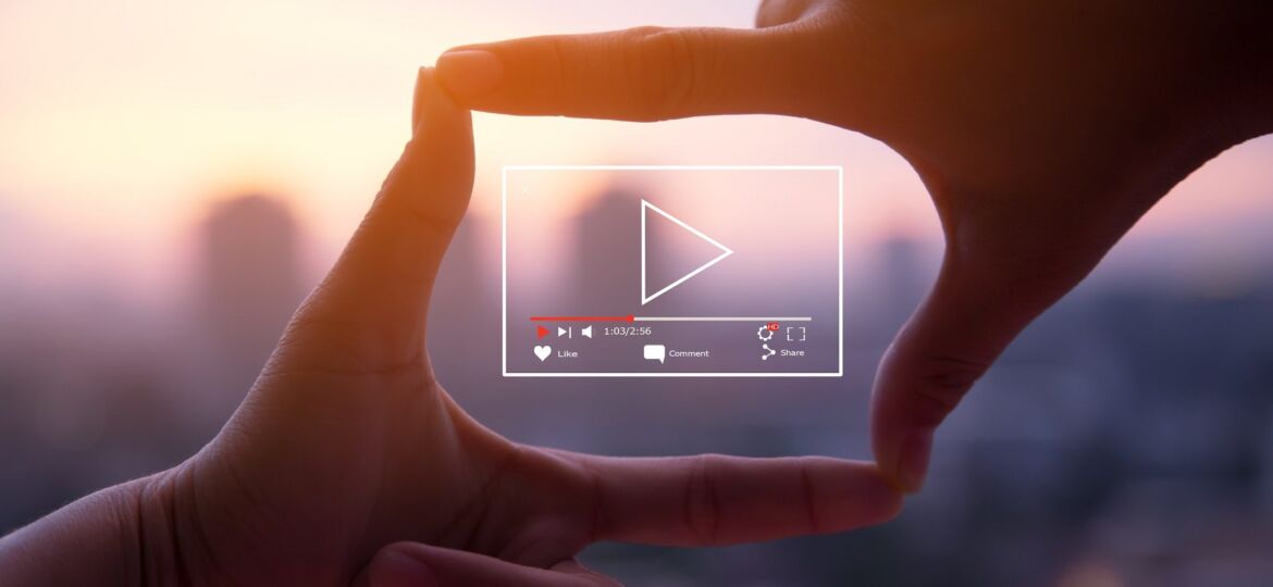 Zwei Hände formen eine Videokamera