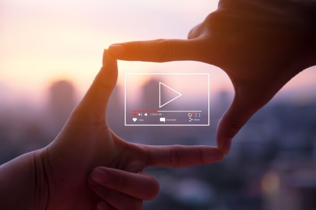 Zwei Hände formen eine Videokamera