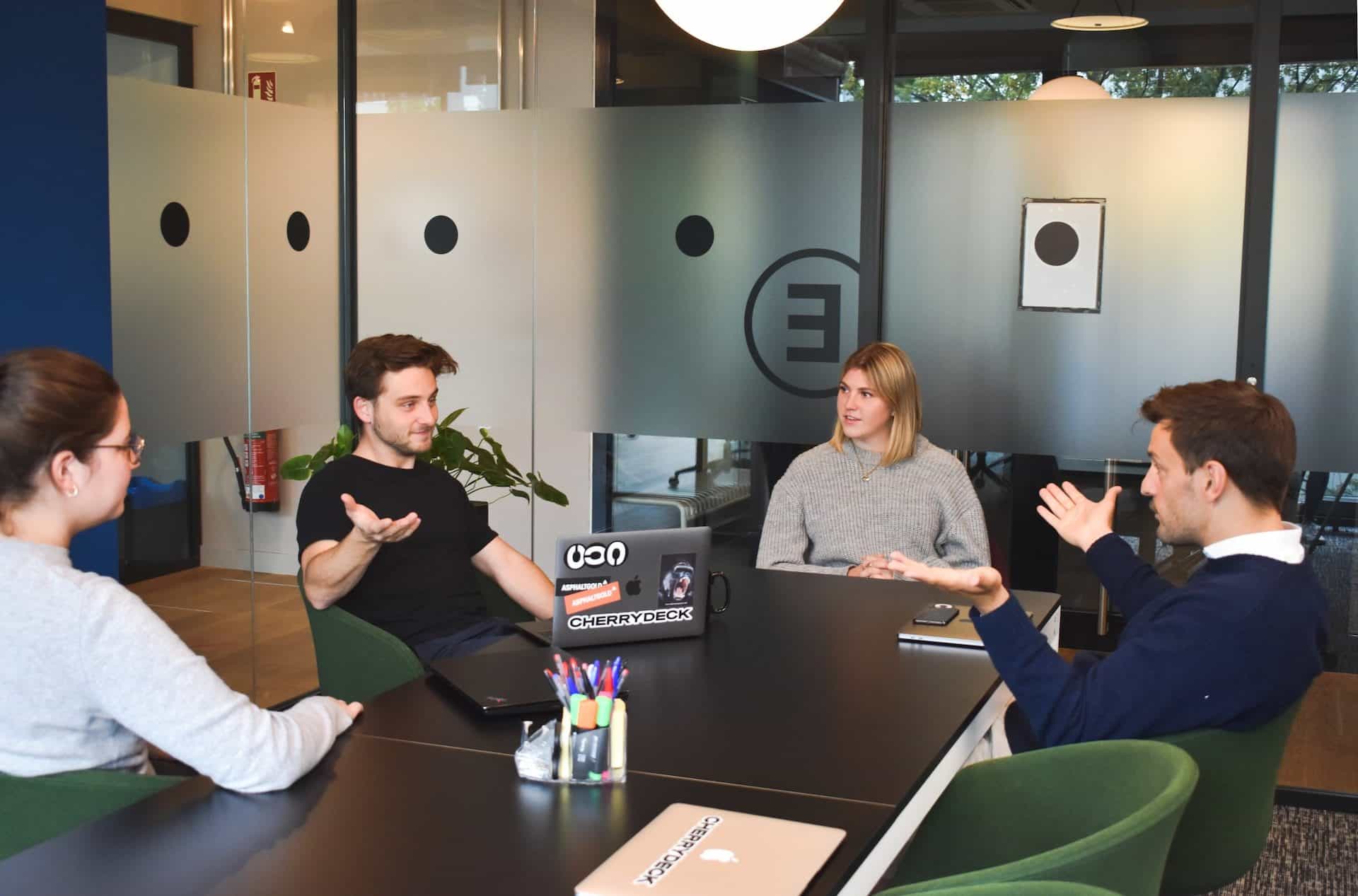 Ein Team bildet eine Gesprächsrunde