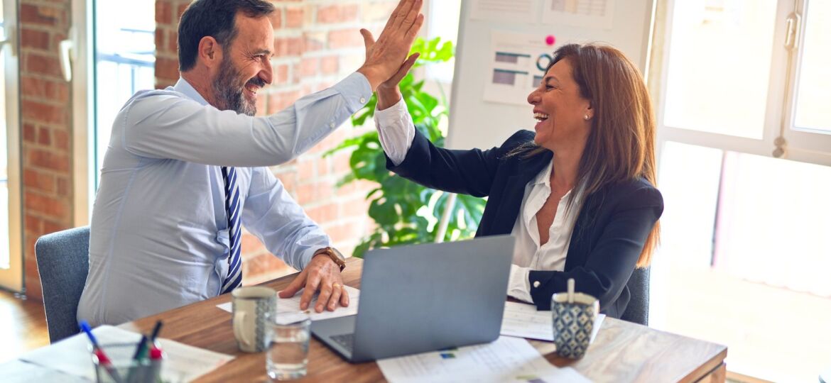 Ein Mann und eine Frau geben sich ein High-Five