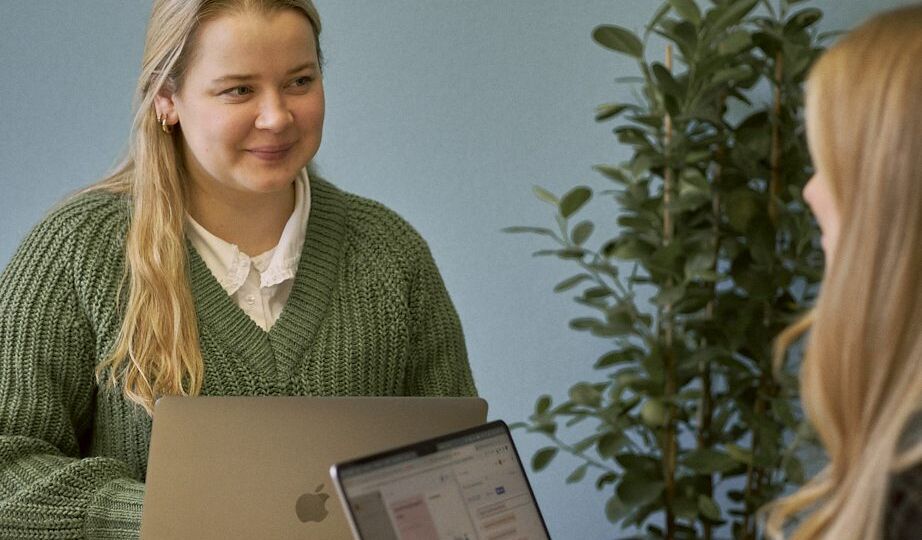 Zwei Frauen sitzen im Meeting