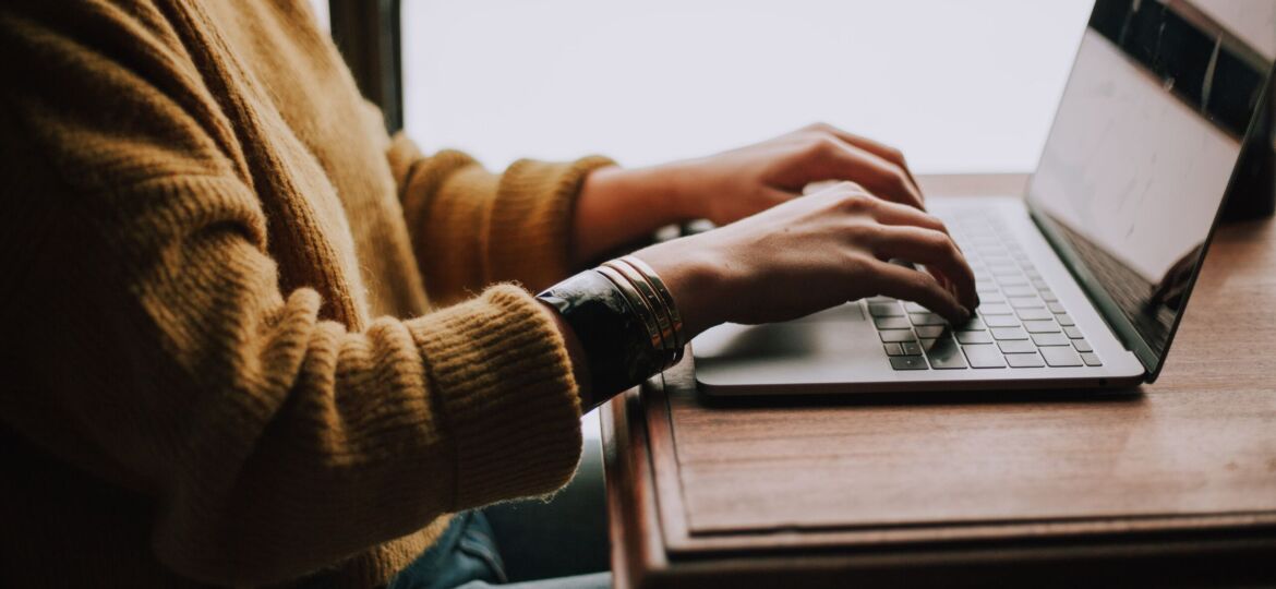 Eine Frau die auf ihrem Laptop tippt
