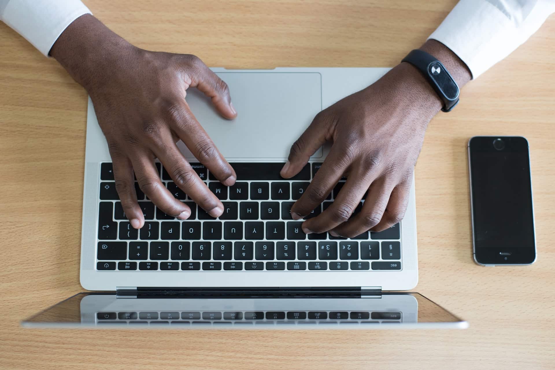 Eine Person arbeitet an ihrem Laptop