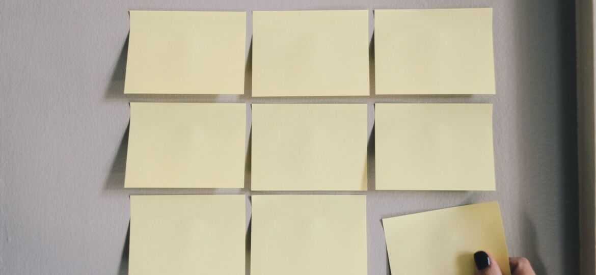 Post its in einem Quadrat angeordnet. Ein Post it wird weggenommen.