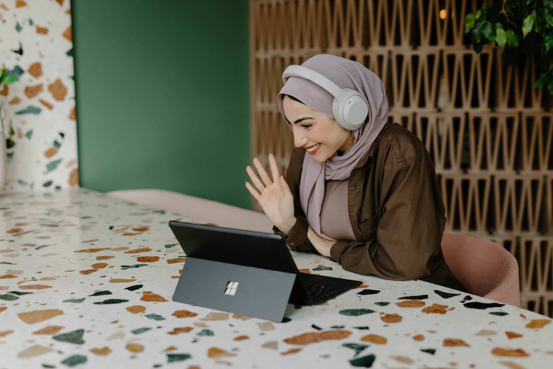 Eine Frau nimmt mit ihrem Laptop an einer Videokonferenz teil
