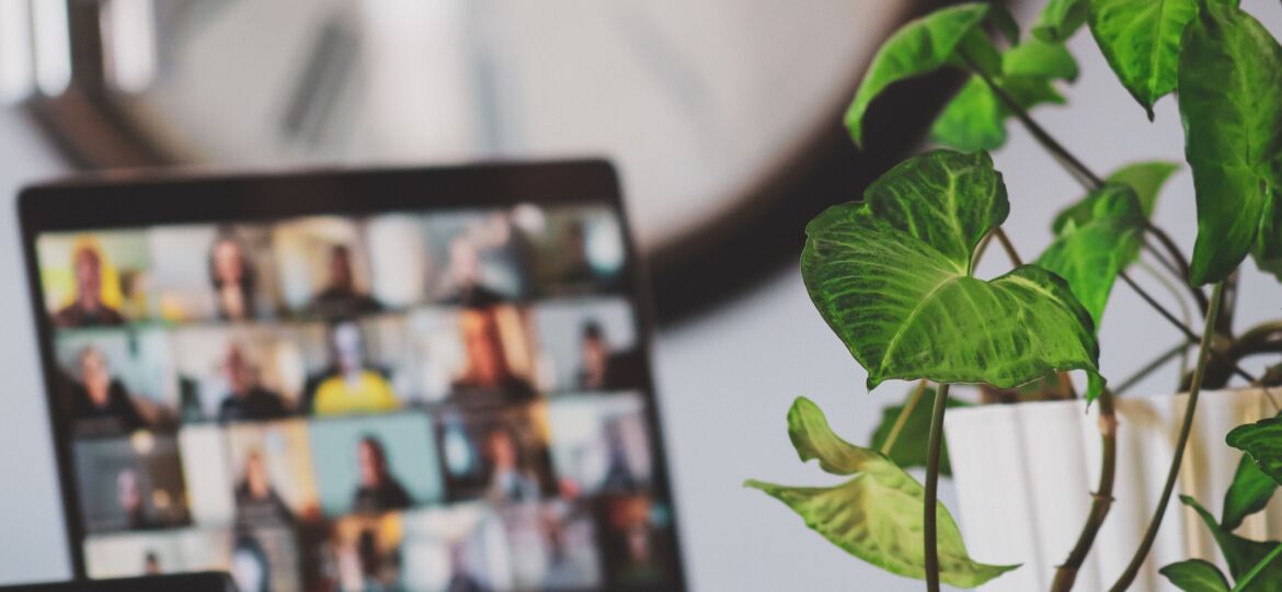 Ein Laptop mit Videocall