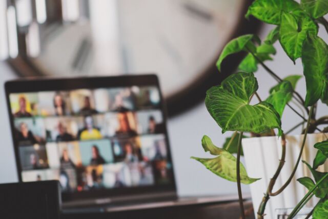 Ein Laptop mit Videocall