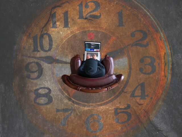 Ein Mann sitzt in einer am Boden aufgezeichneten Uhr