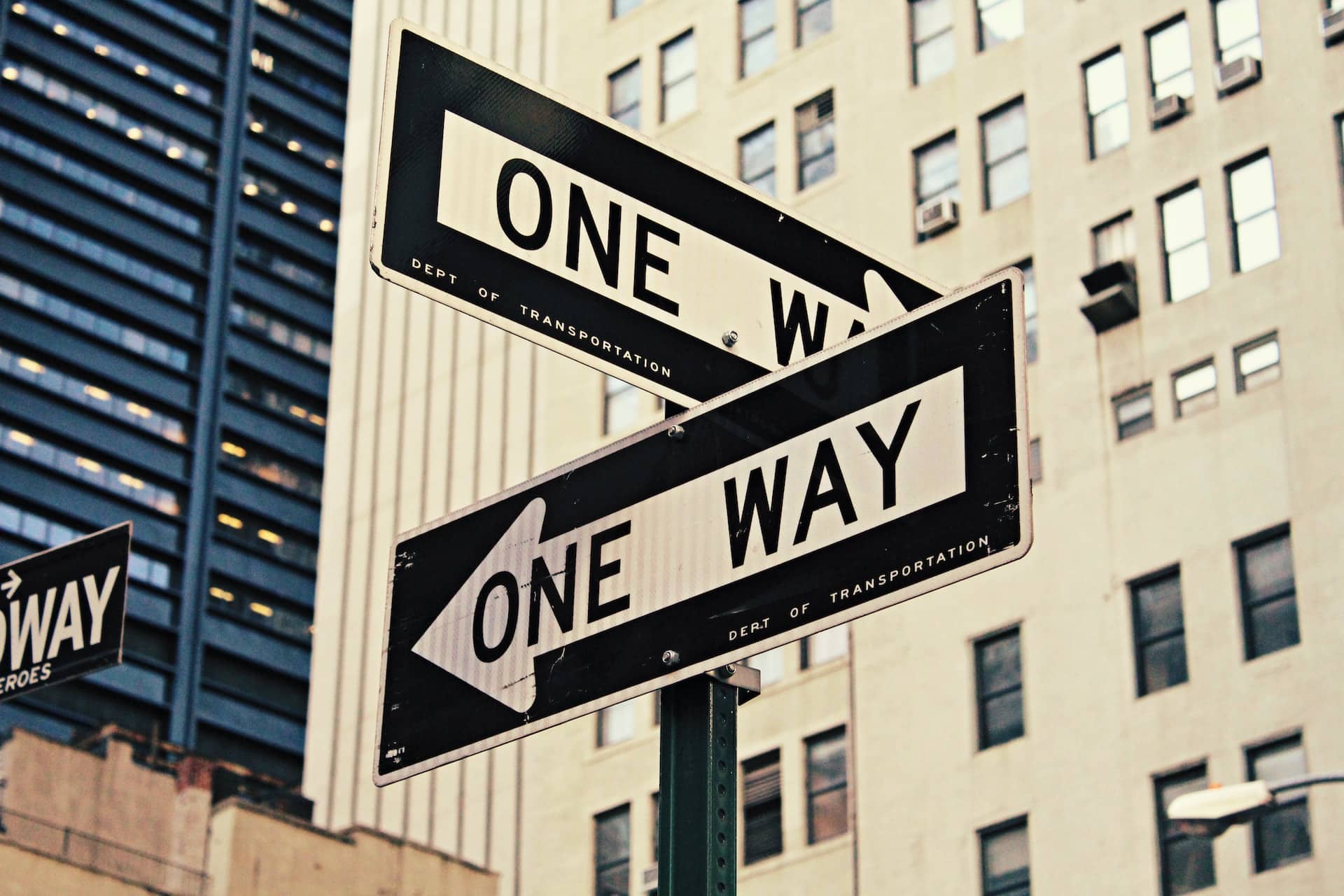 Zwei "One Way"-Schilder zeigen in unterschiedliche Richtungen