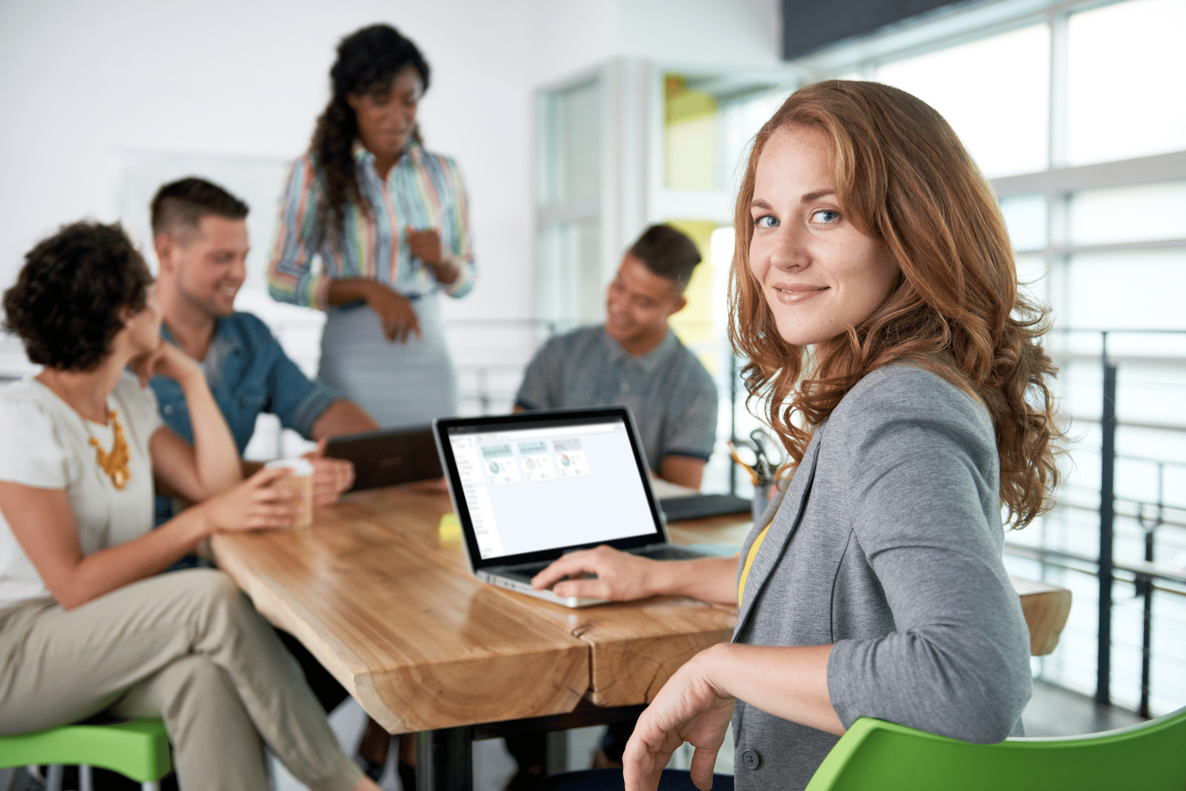 Frau sitzt vor dem Laptop im Meeting