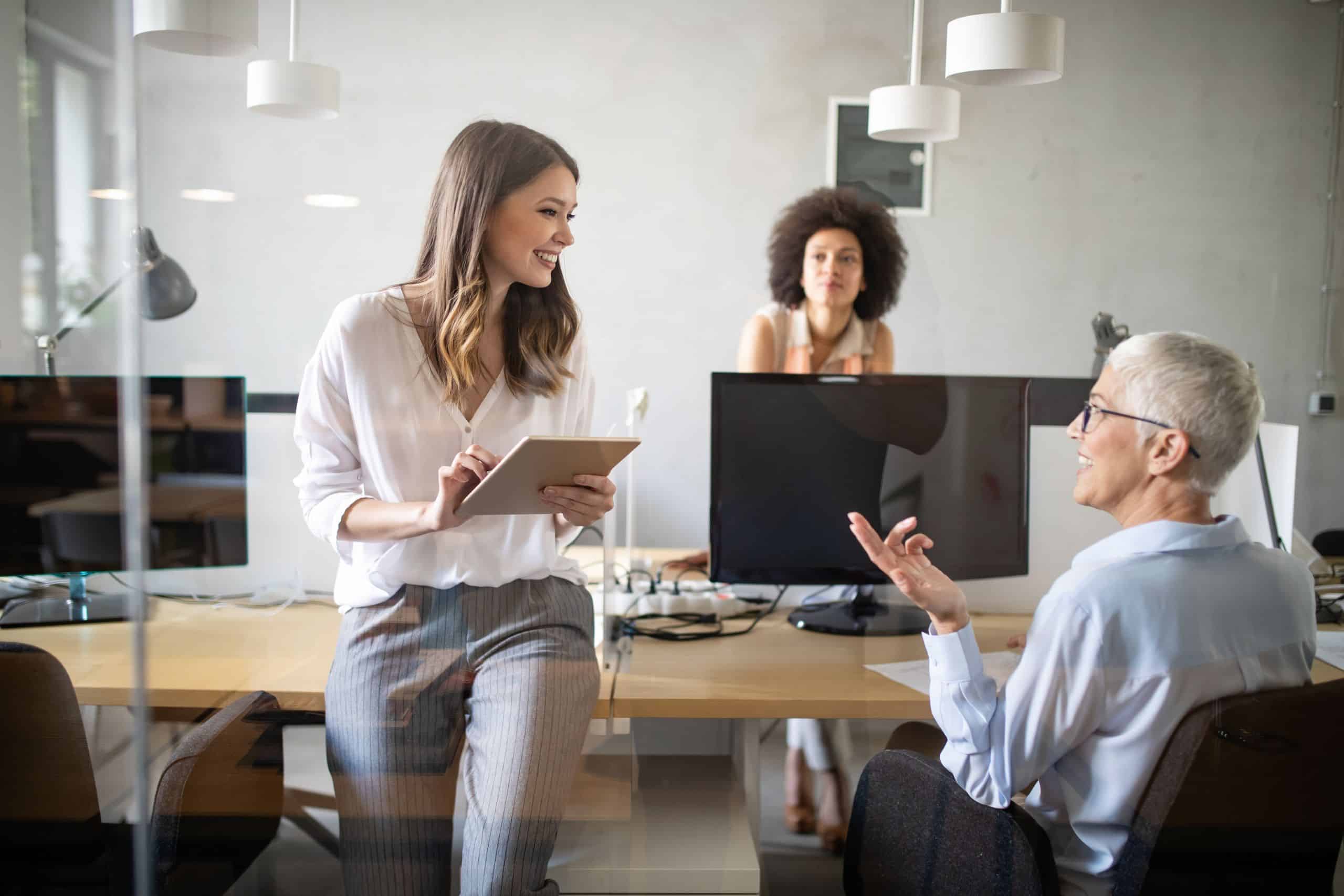 Eine Gruppe erfolgreicher Mitarbeiterinnen im Büro