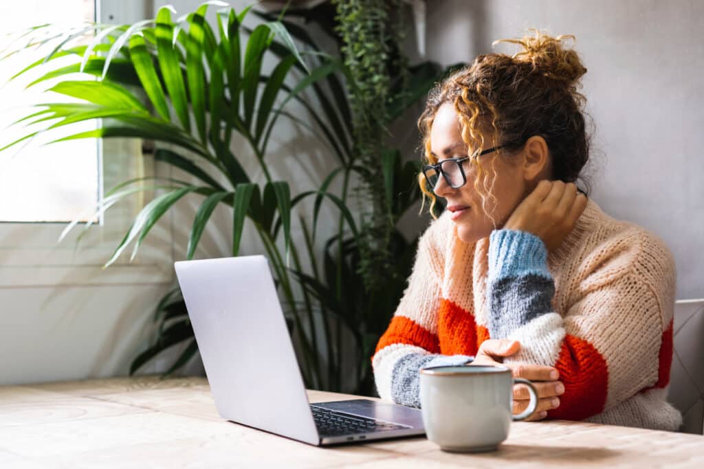 Warum Projektmanagement mit MS Planner (nicht) optimal funktioniert Serene young mature woman looking and reading on laptop online n