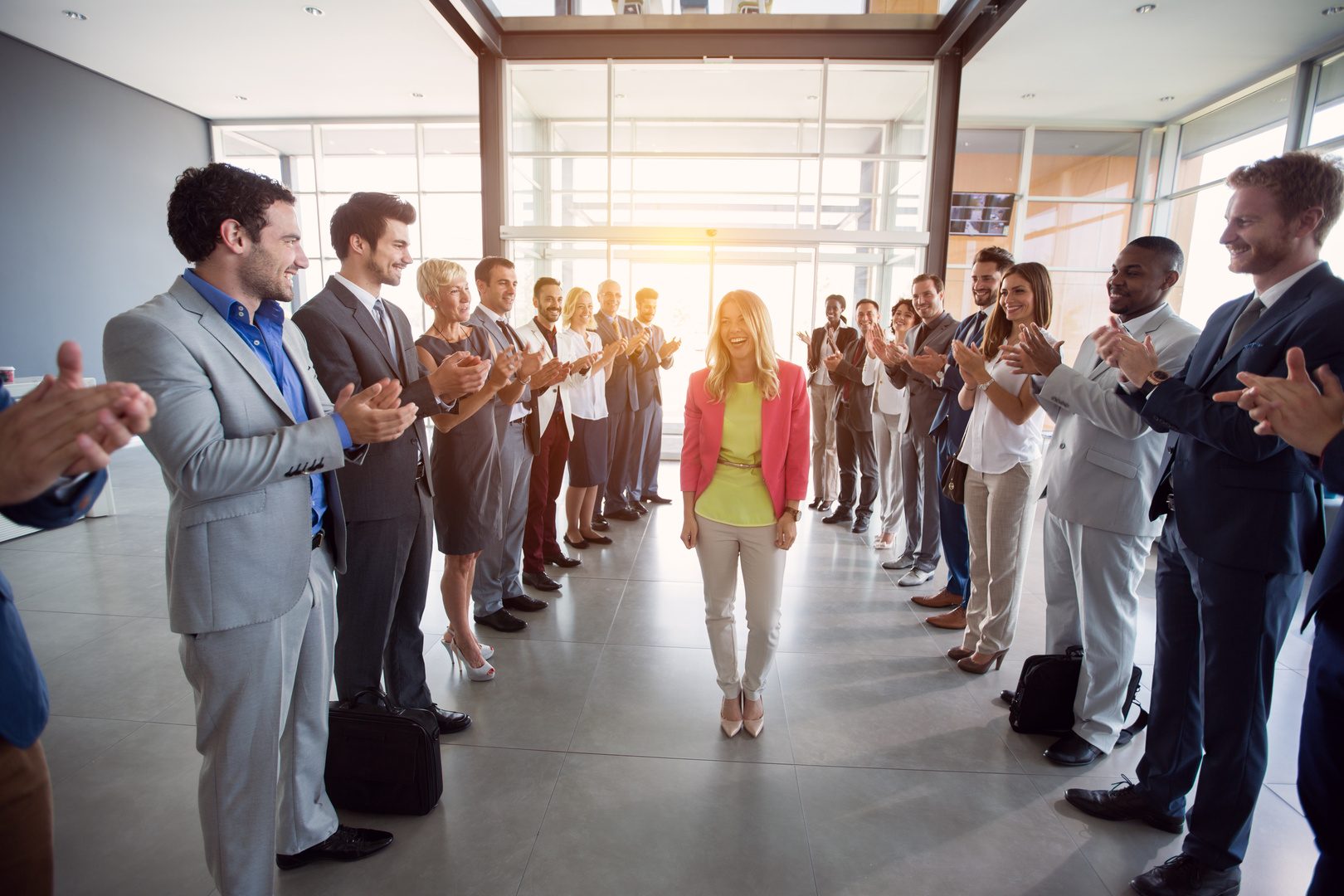 Ein Team applaudiert der Teamchefin