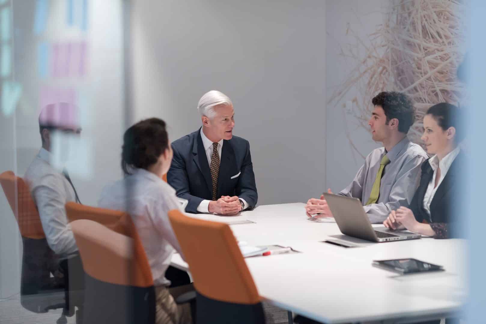 Eine Team-Konferenz im Büro