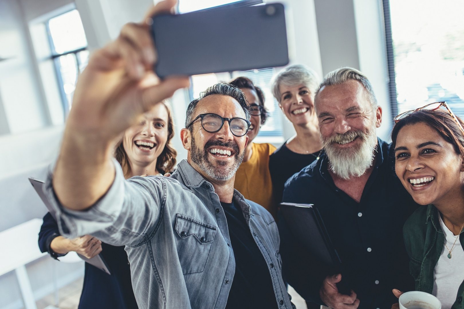 Kollegen machen ein Selfie