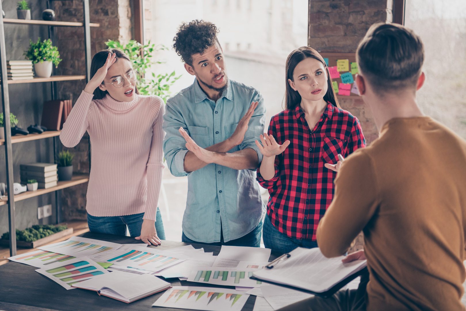 Ein Team diskutiert im Büro