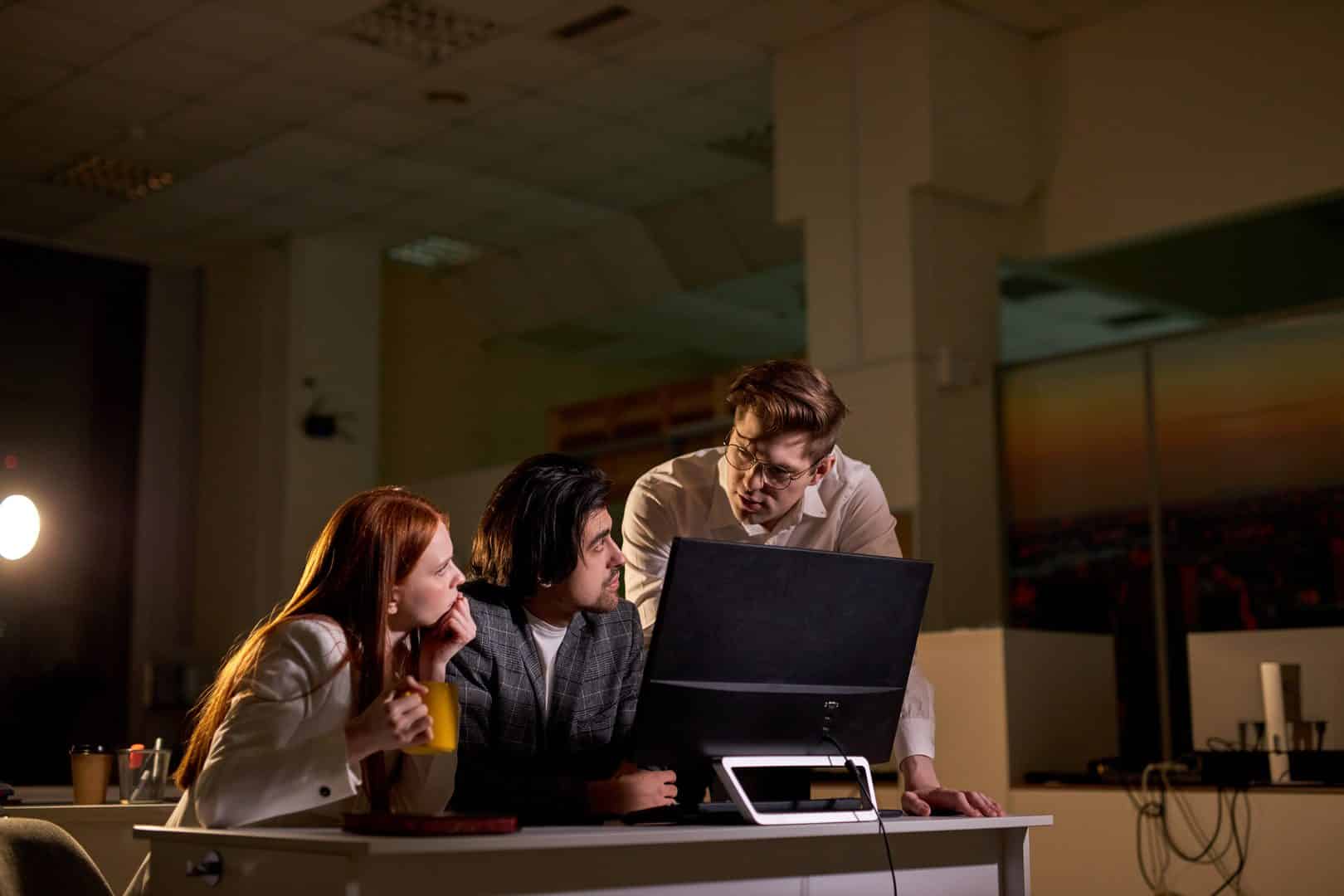 Ein Team berät sich im Büro