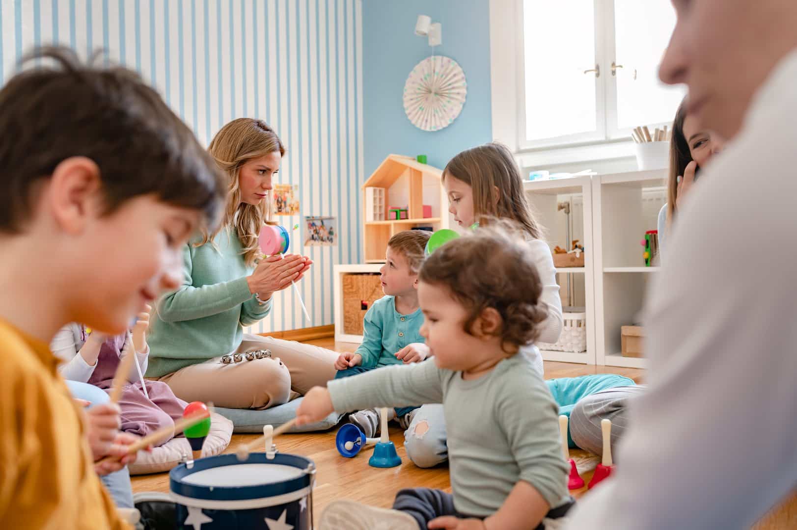 Kinder spielen in der Kita