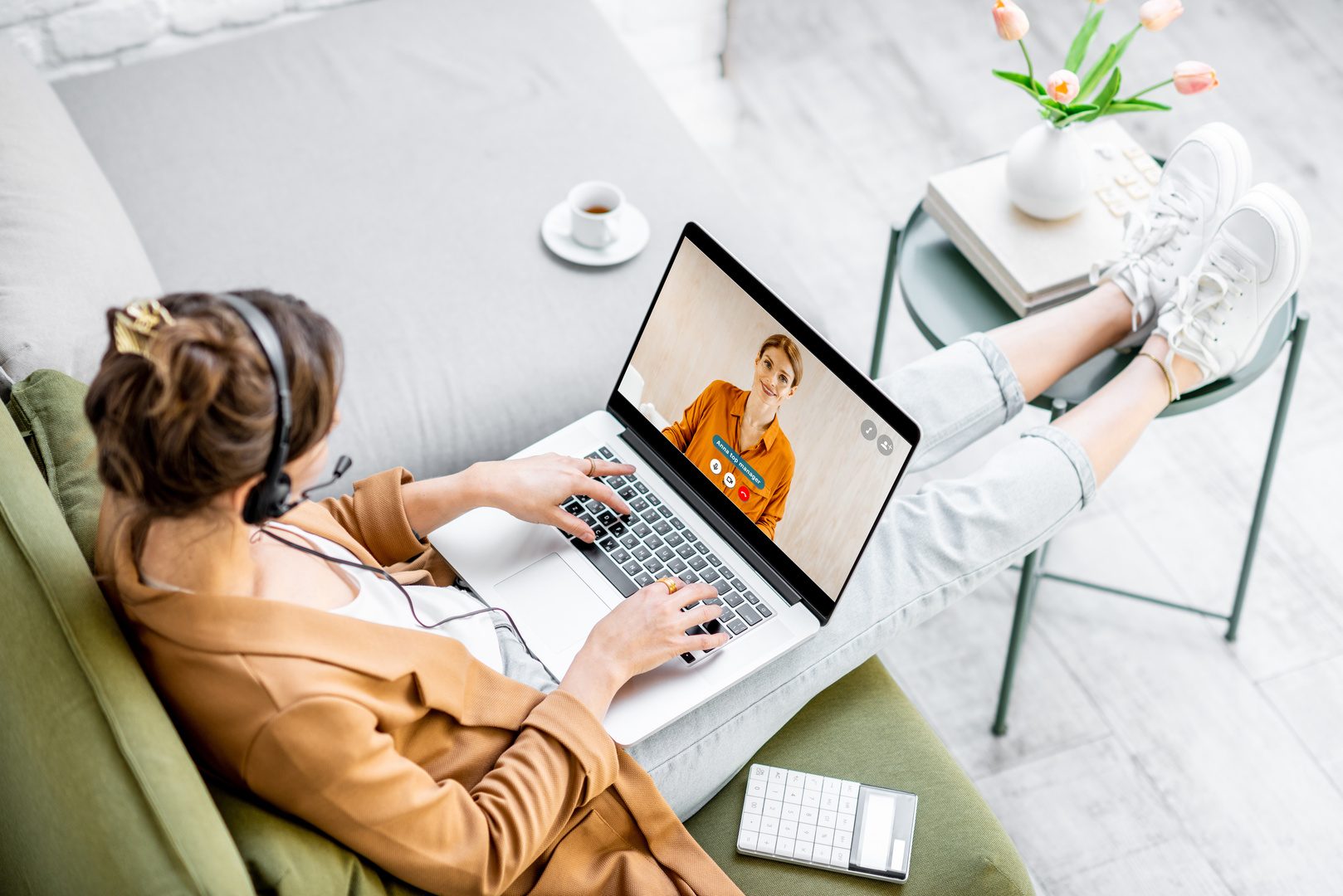 Frau im Homeoffice auf der Couch