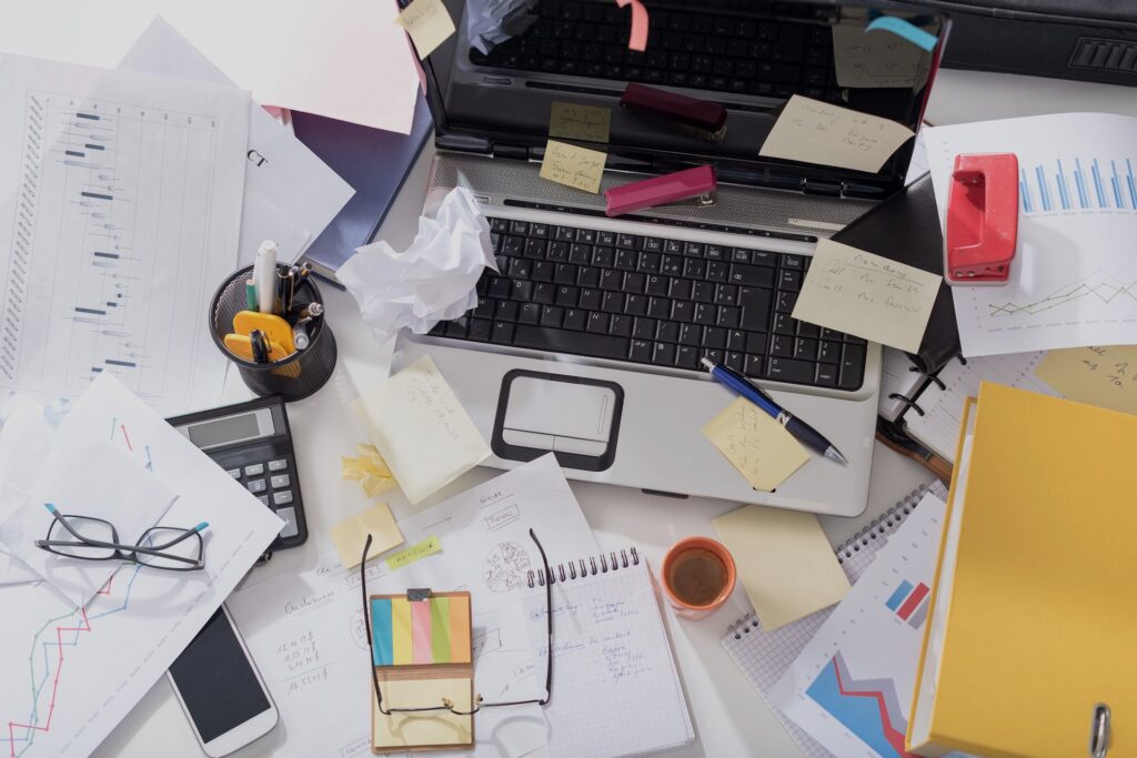 Du suchst eine Basecamp Alternative für Dein Projektmanagement? Ein chaotischer Schreibtisch