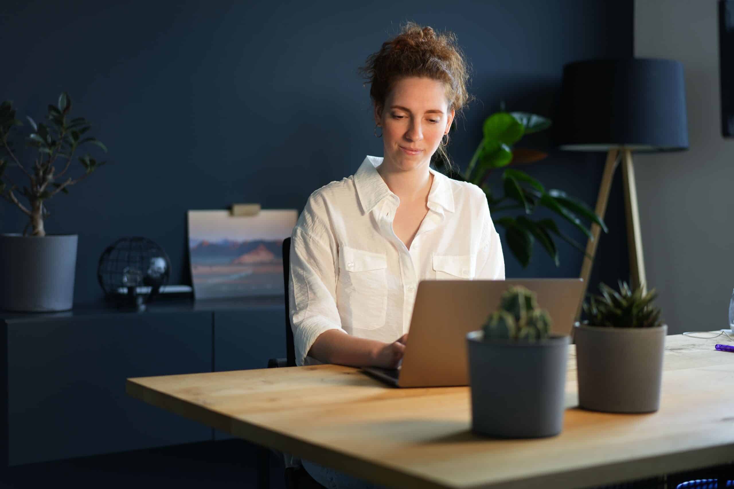 Eine Frau tippt an Ihrem Laptop