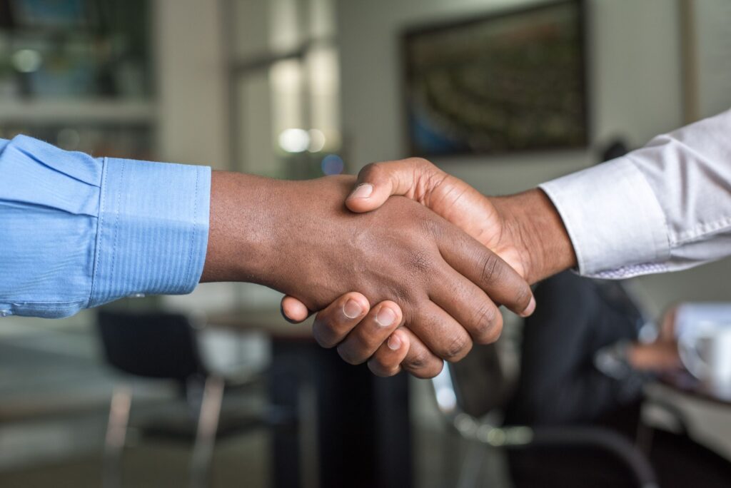 Tipps für Deinen Onboarding-Prozess im Team! Foto_mit_Handschlag-scaled