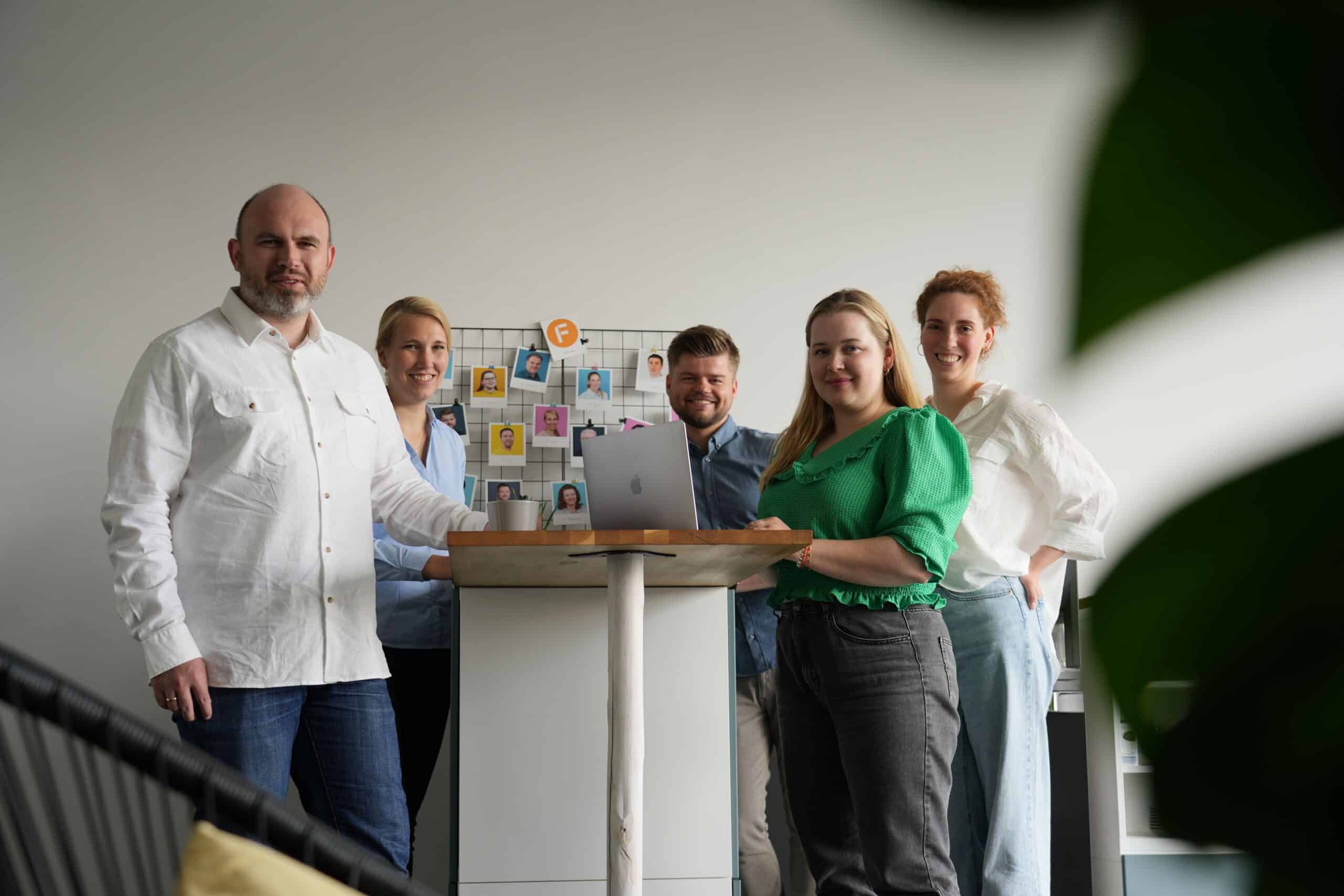 Das factro Marketing-Team steht beisammen