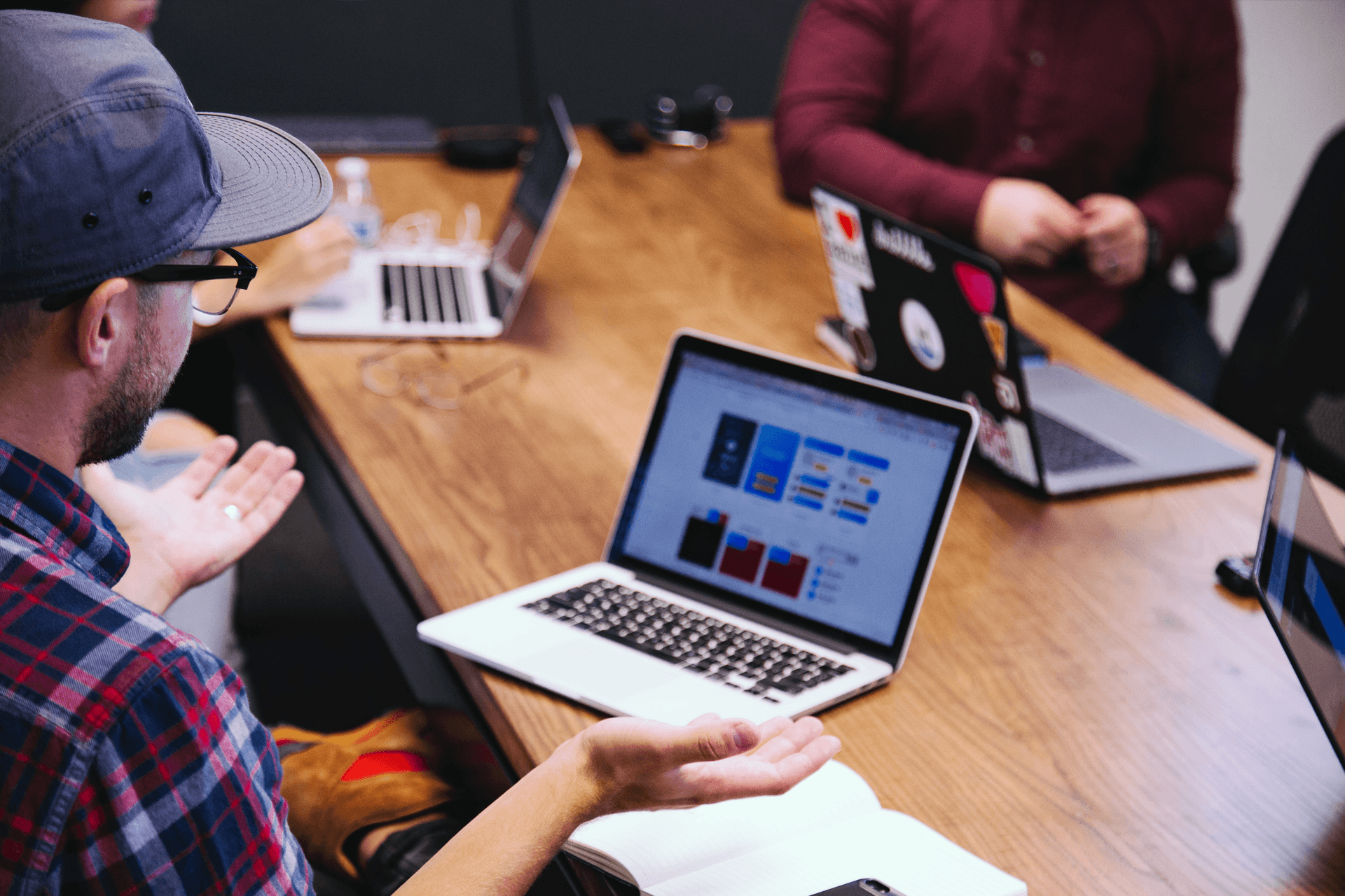 Ein Team sitzt im Büro