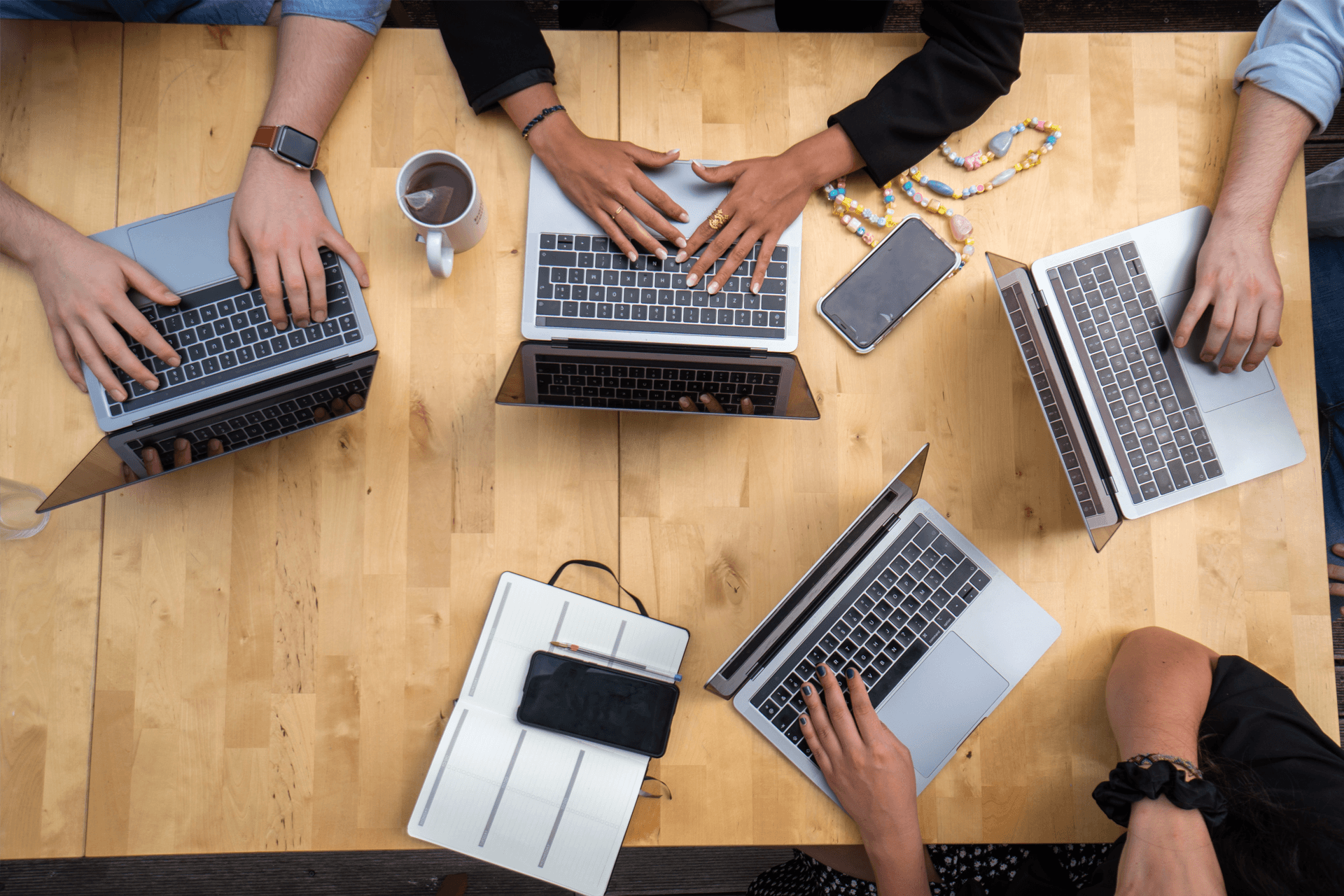 Ein Schreibtisch mit Laptops